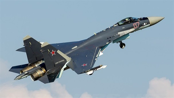 Có lẽ ưu điểm đáng kể nhất của Su-35 so với Su-27 là hệ thống điện tử hàng không, trong khi Su-27 sử dụng radar mảng quét cơ học tương đối dễ gây nhiễu trên chiến trường thế kỷ 21, thì Su-35 sử dụng loại mới hơn là radar mảng pha quét điện tử Irbis-E.