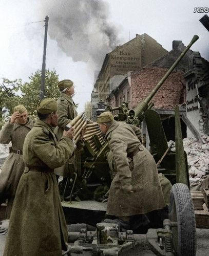 Đơn vị đầu tiên chạm trán với quân Đức là Trung đoàn Phòng không 1077, đây là đơn vị đã rút lui sau khi chạm trán quân Đức trước đó và được bổ sung lực lượng, trung đoàn được trang bị pháo phòng không 37mm và 85mm, đơn vị này đã cản chân quân Đức suốt 2 ngày trời.