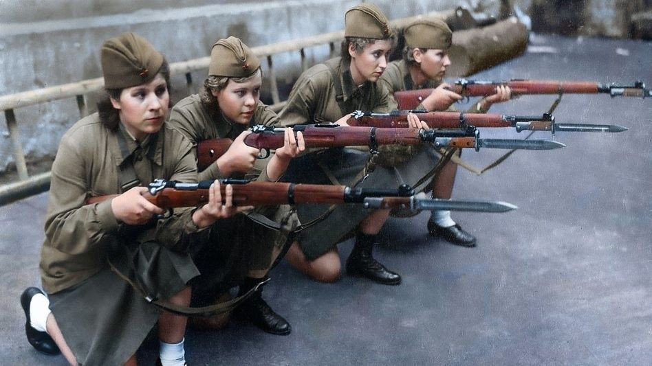 Và khi những cỗ xe tăng Đức bắt đầu nghiền nát các khẩu pháo đầu tiên, lính Đức nhận ra rằng họ không hề đối mặt với những người lính trưởng thành mà hóa ra chỉ là các nữ sinh cấp 3. Trong tổng số 75 cô gái trong đơn vị, 46 người đã vĩnh viễn nằm xuống bên cạnh bờ sông Volga.