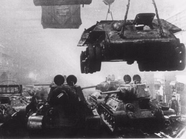 Tuy nhiên sau mỗi lần bị bắn hỏng, kíp lái xe tăng chỉ việc chạy thẳng vô "Nhà máy đầu kéo Stalingrad" gần đó, kíp lại nhảy ra khỏi xe, tự sửa lại xe của mình rồi quay lại chiến trường chiến đấu tiếp. Cứ thế lặp đi lặp lại.