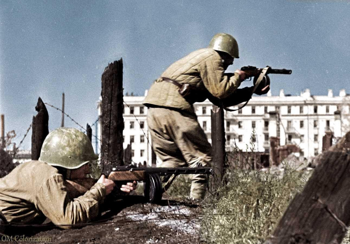 Lực lượng NKVD vốn không phải lực lượng binh sĩ chính quy nên ban đầu họ nhanh chóng bị người Đức đẩy lui nhưng càng vào sâu bên trong khu vực nội đô Stalingrad thì đơn vị này càng kháng cự quyết liệt hơn do được trang bị một lượng lớn súng tiểu liên PPSh.