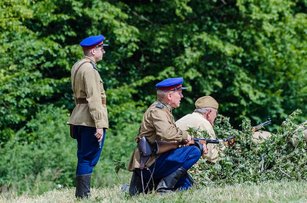 Nhiệm vụ chính của NKVD là các hoạt động tình báo hải ngoại, phản gián, chống gián điệp nước ngoài, các hoạt động điều tra, kiểm soát biên giới, bảo vệ các lãnh tụ của ủy ban trung ương đảng cộng sản Liên Xô và chính phủ Liên Xô, bảo đảm truyền thông của chính quyền cũng như chống lại các phong trào ly khai, những nhân vật và tổ chức hoạt động chống Nhà nước Xô viết.