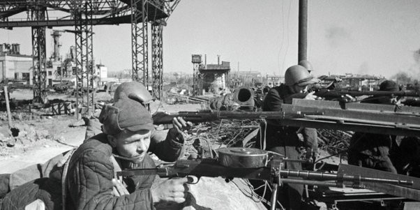 Trước tình hình nguy cấp của chiến trường, công nhân tại ba nhà máy "Nhà máy đầu kéo Stalingrad","Nhà máy pháo Barrikady" và "Nhà máy Tháng Mười Đỏ". Đã thành lập các lượng dân quân tiến ra ngoại ô nghênh chiến với quân Đức.