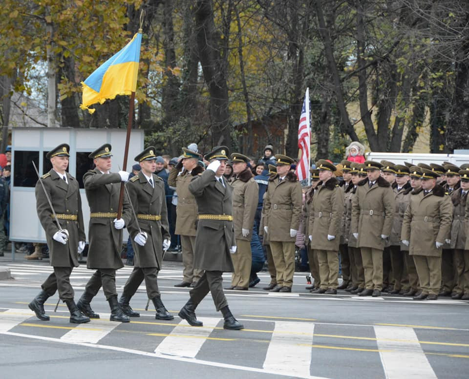 Vào thời điểm mới thành lập, Quân đội Ukraine rất mạnh, có 3 quân khu lớn với quân số là 980.000 binh lính và 3 tập đoàn quân không quân, hơn nữa còn chưa tính tới kho vũ khí của lực lượng hạt nhân chiến lược gồm 176 tên lửa đạn đạo xuyên lục địa hạt nhân, bao gồm 130 tên lửa SS-19 và 24 tên lửa SS-24, cùng hơn 1.000 đầu đạn.