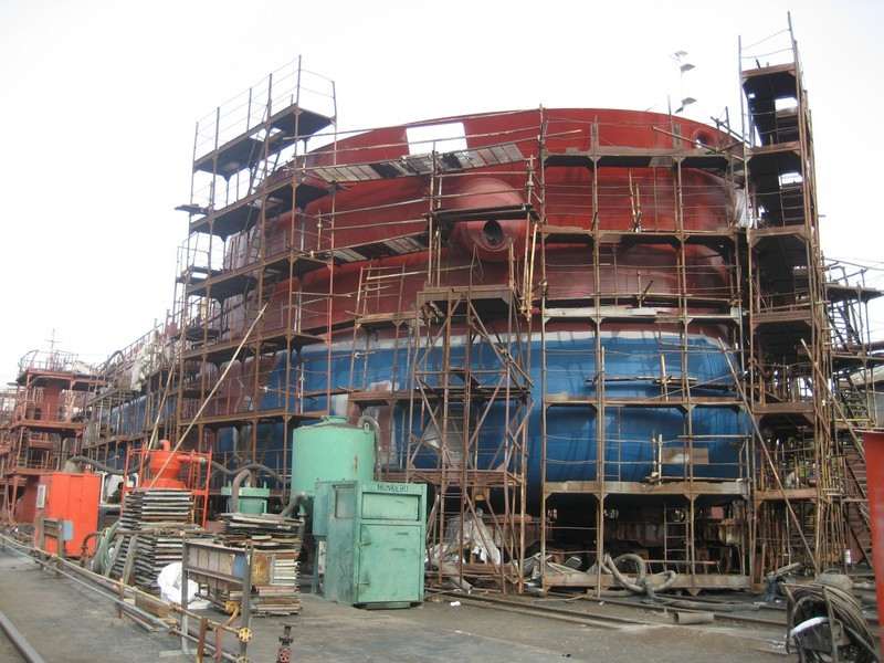 Do tiềm lực kinh tế hạn chế, nên việc tiếp nhận kho vũ khí khổng lồ của Liên Xô là một gánh nặng đối với Ukraine. Họ không có kinh phí để duy trì hoạt động, chưa kể đến việc tiếp tục xây dựng.