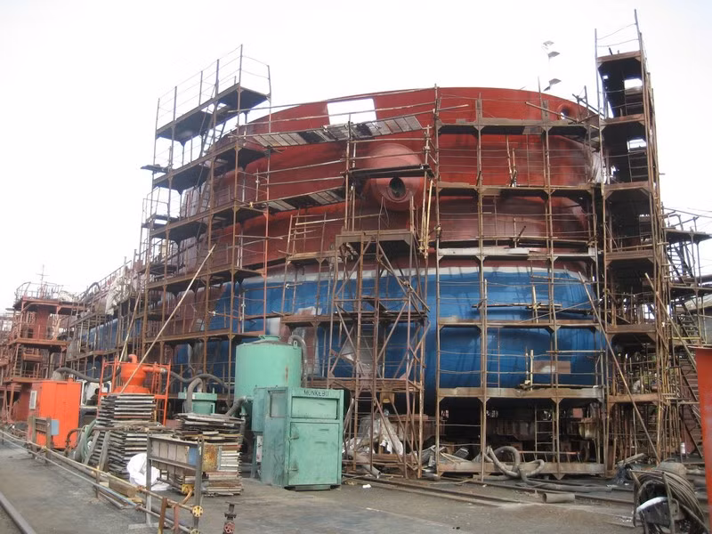 Do tiềm lực kinh tế hạn chế, nên việc tiếp nhận kho vũ khí khổng lồ của Liên Xô là một gánh nặng đối với Ukraine. Họ không có kinh phí để duy trì hoạt động, chưa kể đến việc tiếp tục xây dựng.