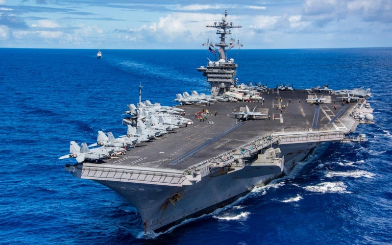 Nói thêm về nhóm tàu sân bay của Mỹ, đầu tiên là USS Carl Vinson (CVN-70) là siêu tàu sân bay lớp Nimitz thứ ba của Mỹ, đặt theo tên nghị sĩ Carl Vinson để ghi nhận sự đóng góp của ông cho Hải quân nước này. Tàu được hạ thủy năm 1980, thực hiện chuyến đi đầu tiên năm 1983, được nạp lại nhiên liệu và đại tu giữa năm 2005 và 2009.
