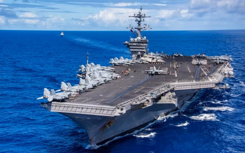 Nói thêm về nhóm tàu sân bay của Mỹ, đầu tiên là USS Carl Vinson (CVN-70) là siêu tàu sân bay lớp Nimitz thứ ba của Mỹ, đặt theo tên nghị sĩ Carl Vinson để ghi nhận sự đóng góp của ông cho Hải quân nước này. Tàu được hạ thủy năm 1980, thực hiện chuyến đi đầu tiên năm 1983, được nạp lại nhiên liệu và đại tu giữa năm 2005 và 2009.
