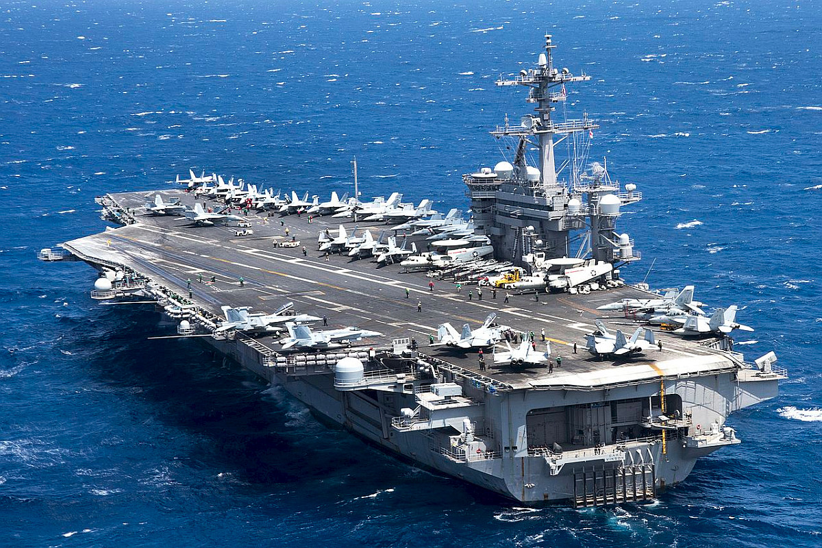 USS Carl Vinson có lượng giãn nước 103.000 tấn, dài 333 m và rộng 77 m, đủ sức chở theo tối đa 90 máy bay các loại. Đóng vai trò là kỳ hạm của Nhóm tác chiến tàu sân bay số 1, tàu USS Carl Vinson đang hoạt động ở khu vực Tây Thái Bình Dương.