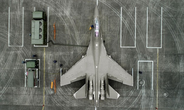 J-16 là một máy bay tiêm kích tấn công đa năng hai chỗ ngồi được phát triển từ Shenyang J-11 (có nguồn gốc từ Sukhoi Su-27). J-16 có lợi thế hơn các biến thể Flanker của Nga nhờ ứng dụng rộng rãi vật liệu composite, tên lửa tầm xa hơn, cảm biến và hệ thống điện tử hàng không tiên tiến.