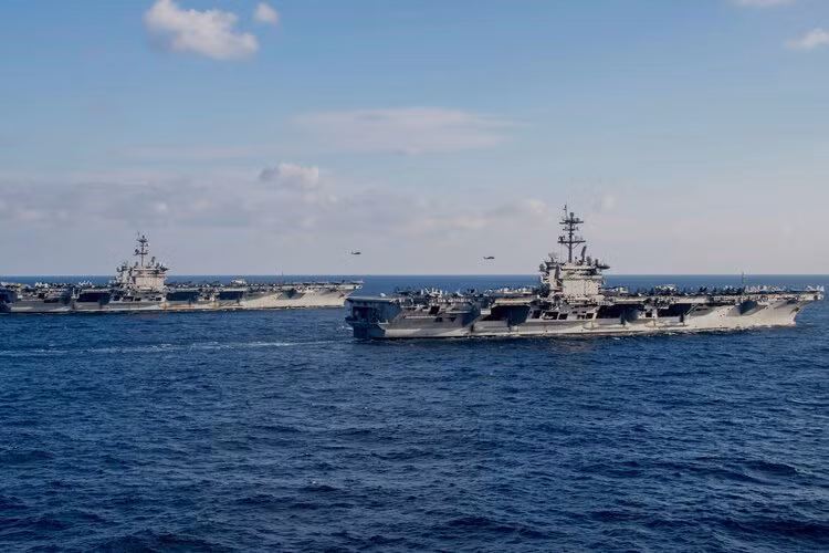 Cuộc xuất kích của Trung Quốc diễn ra khi quân đội Mỹ cho biết hai trong số các nhóm tấn công tàu sân bay của nước này đã ra khơi hôm 23/01 trên Biển Đông, do tàu sân bay USS Carl Vinson và tàu sân bay USS Abraham Lincoln dẫn đầu tham gia vào các hoạt động chống tàu ngầm, trên không và sẵn sàng chiến đấu.