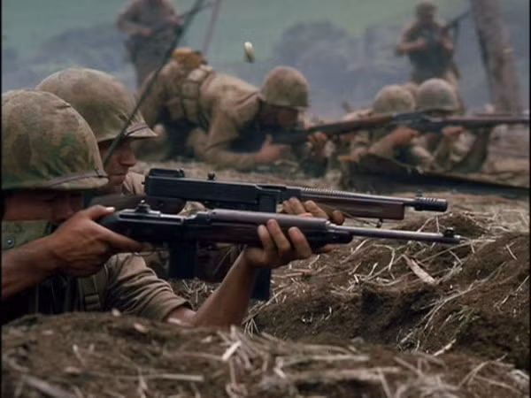 Chính khả năng này của M2 mà quân đội Mỹ đôi lúc đã sử dụng M2 Carbine như 1 loại súng tiểu liên. Cũng giống như M1, súng Carbine M2 cũng có phiên bản báng gấp dành cho lính dù.