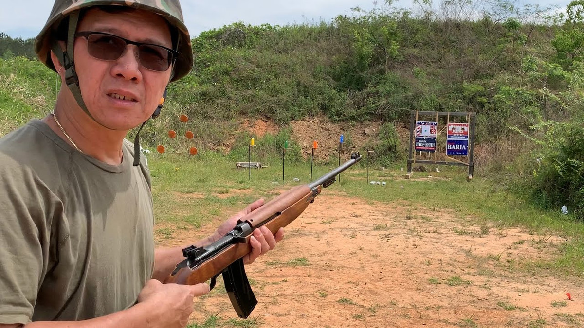 Súng trường bán tự động M1 carbine được sản xuất với nhiều biến thể và được sử dụng rộng rãi bởi các lực lượng bán quân sự và cảnh sát trên khắp thế giới, đồng thời cũng trở thành một loại súng dân dụng phổ biến sau Thế chiến thứ hai.