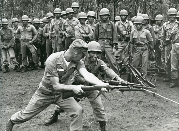 Thông qua chương trình viện trợ quân sự Lend-Lease, Mỹ đã có ý định viện trợ cho Liên Xô M1 Carbine và đã chuyển trước 7 khẩu súng làm mẫu. Tuy vậy phía Liên Xô đã từ chối nhận loại súng này do thua kém quá nhiều các vũ khí hiện có của Liên Xô. M2 Carbine cũng không được Mỹ viện trợ cho Liên Xô qua Lend-Lease do ra đời khá muộn.