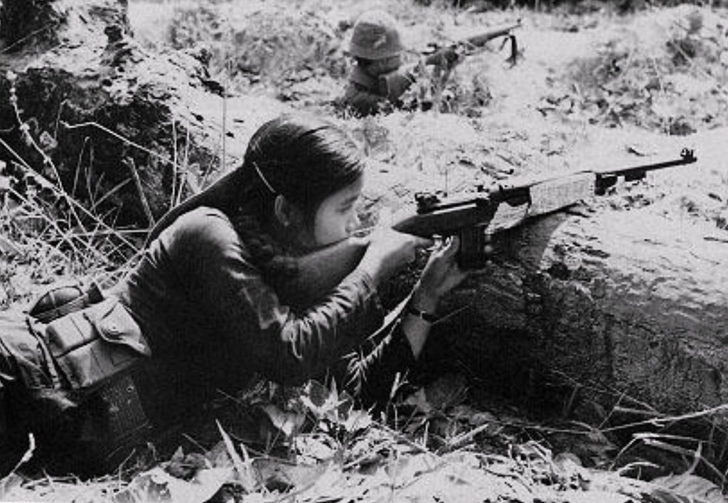 Từ thập niên 1970, súng trường M16 dần dần được biên chế rộng rãi cho quân đội Sài Gòn, tuy vậy M1 và M2 Carbine vẫn được sử dụng cho tới khi chiến tranh kết thúc trong biên chế của các lực lượng Địa phương quân, Nghĩa quân... Lực lượng du kích Quân giải phóng cũng sử dụng súng Carbine chiến lợi phẩm thu được từ địch.
