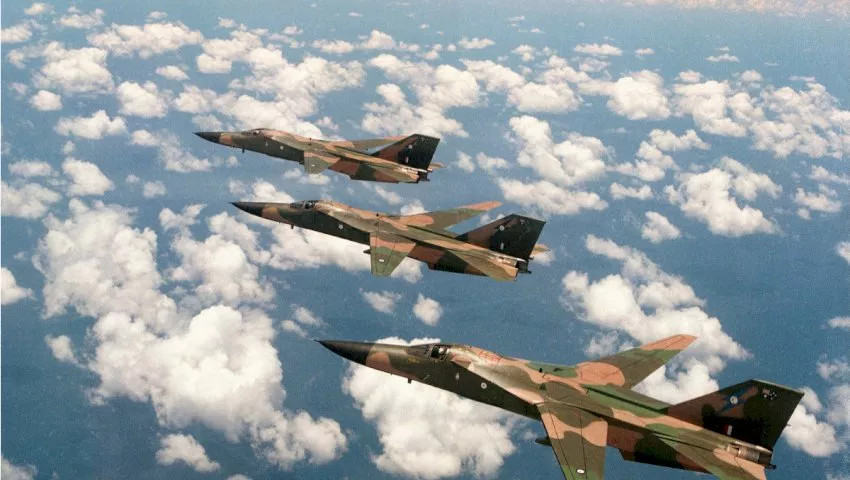 F-111 đã phục vụ cho không quân Mỹ từ năm 1967 đến năm 1998. F-111 cũng được sử dụng trong biên chế của Australia. Chính phủ nước này đã đặt hàng 24 chiếc F-111C để thay thế chiếc English Electric Canberras của không quân Hoàng gia Australia trong vai trò ném bom và tấn công chiến thuật. Việc mua bán được chứng minh là rất thành công đối với RAAF, mặc dù nó chưa bao giờ tham chiến. Nguồn ảnh: Warhistory. 