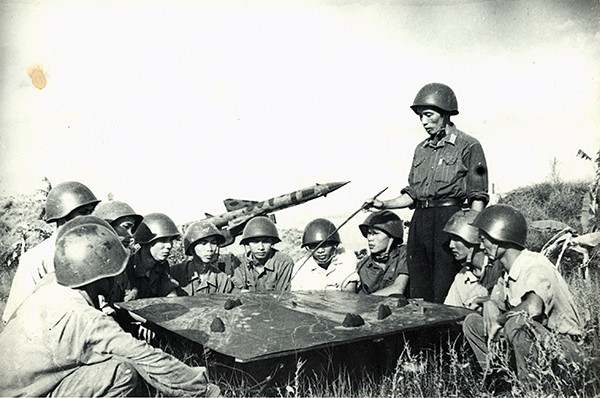 Quân đội ta đã đặt đài quan sát, đằng xa có những người lính túc trực ngày đêm. Hệ thống đài quan sát quân sự, cộng với các trạm địa phương tạo thành mạng lưới quan sát dày đặc xung quanh Hà Nội.