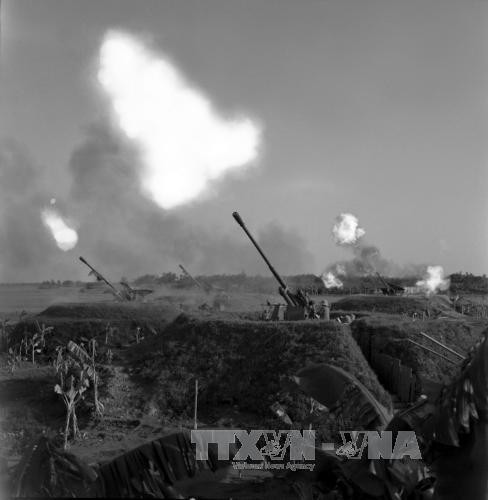 Phòng không Việt Nam bắn mọi thứ có thể, tạo thành màn đạn có chiều sâu, chặn đứng đường bay của F-111. Trong hàng nghìn hàng vạn viên đạn nhỏ, chỉ một viên trúng vào chỗ hiểm, ngay cả những chiếc F-111 hiện đại cũng phải gục ngã.