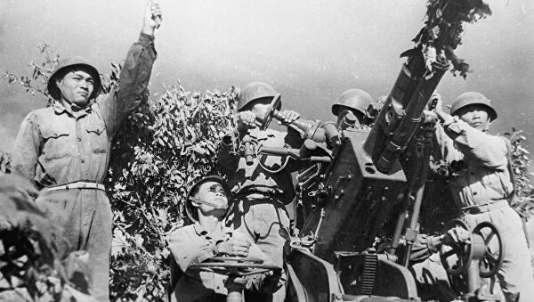 Phòng không Việt Nam đã có kinh nghiệm đối phó với máy bay bay thấp trước đây. Họ đã mai phục và chờ sẵn trên con đường quen thuộc của kẻ thù và triển khai lực lượng phục kích với nhiều loại vũ khí, bao gồm pháo tầm thấp, pháo phòng không 37 ly và thậm chí cả súng trường. Thủ đô Hà Nội lúc bấy giờ có gần 200 trận địa như vậy.