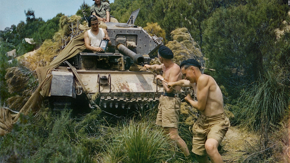 Xe tăng A34 "Comet" ra đời được trang bị pháo chính 76,2mm được đánh giá có sức công phá tốt hơn cả khẩu 75mm của xe tăng Panther và người Anh kết thúc chiến tranh thế giới thứ 2 khi cho ra đời dòng tăng Centurion. Mặc dù bỏ lỡ Thế chiến 2 nhưng mà chiếc xe tăng này được sử dụng rộng rãi trong nhiều cuộc chiến tranh sau này.