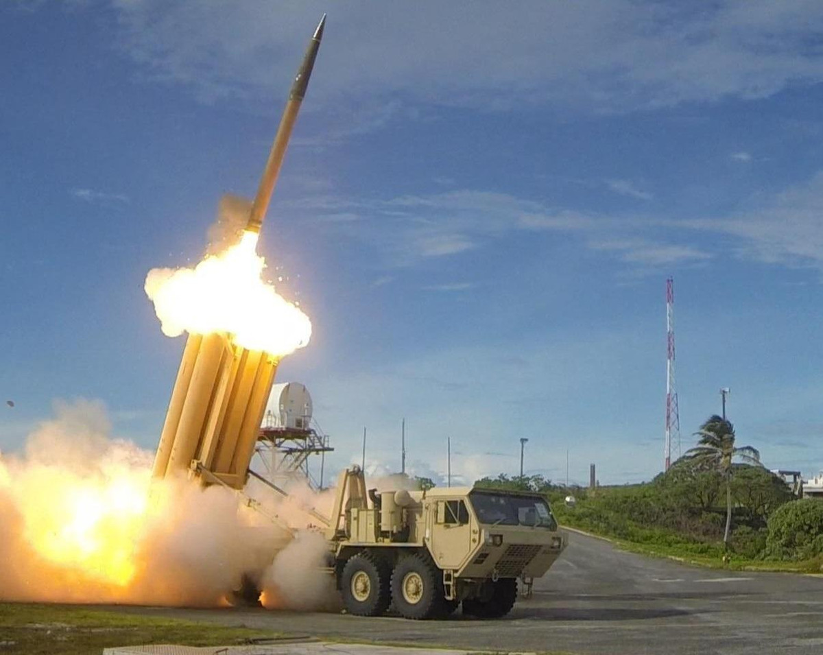Trước đó Mỹ đã triển khai hệ thống THAAD tới Hàn Quốc vào năm 2016, cho phép các lực lượng Mỹ vận hành chúng phát hiện các mục tiêu sâu trong lãnh thổ của Trung Quốc và Nga bằng các cảm biến hiện đại, điều này cũng vấp phải sự phản ứng gay gắt từ cả phía 2 quốc gia trên.
