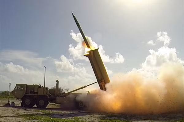 Hệ thống THAAD lần đầu tiên được đưa vào trang bị trong Quân đội Mỹ là năm 2008, sau quá trình phát triển kéo dài hơn 20 năm. THAAD được sử dụng trong chiến đấu lần đầu tiên vào tháng 1/2022, khi hệ thống đã đánh chặn một tên lửa đạn đạo do quân nổi dậy của Liên quân Yemen Ansurullah nhắm vào lãnh thổ Các Tiểu vương quốc Ả Rập Thống nhất.