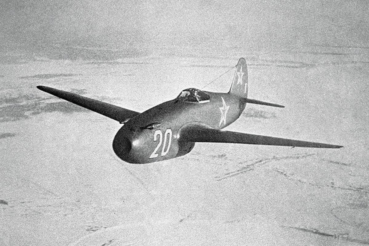 Loạt tiêm kích phản lực Yak-15 và Yak-17 đầu tiên do động cơ yếu, nên hoạt động kém hơn so với các máy bay cánh quạt được sử dụng vào cuối Thế chiến 1. Những chiếc MiG-9 sau này cũng không làm hài lòng các nhà lãnh đạo, chỉ huy quân đội do sự cố động cơ.