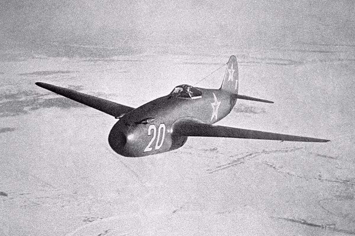 Loạt tiêm kích phản lực Yak-15 và Yak-17 đầu tiên do động cơ yếu, nên hoạt động kém hơn so với các máy bay cánh quạt được sử dụng vào cuối Thế chiến 1. Những chiếc MiG-9 sau này cũng không làm hài lòng các nhà lãnh đạo, chỉ huy quân đội do sự cố động cơ.