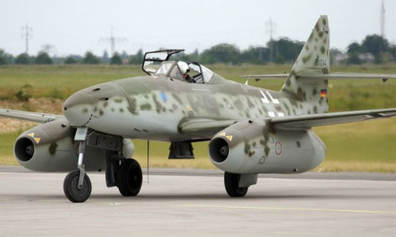 Sau khi chiến tranh kết thúc, nhận thấy ưu thế to lớn của máy bay phản lực, Mỹ và Liên Xô tiến hành thu thập đầy đủ các tài liệu về kỹ thuật, linh kiện máy bay Me-262 của Đức, kết hợp với công nghệ trong nước, để nhanh chóng phát triển máy bay phản lực của riêng mình.