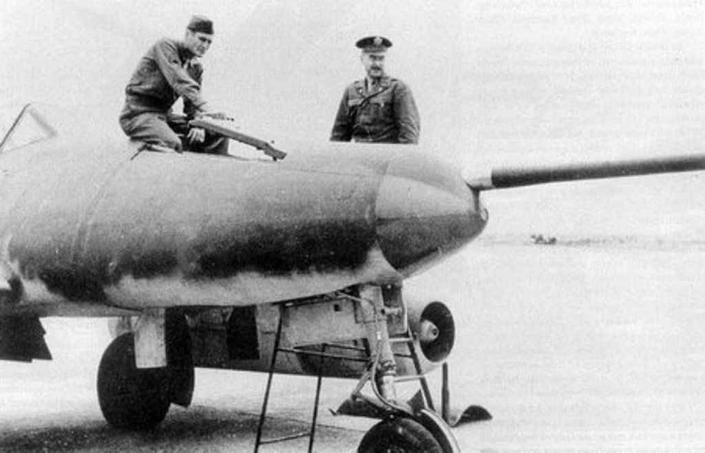 Lực lượng không quân Liên Xô và Mỹ từng bước tiến vào thời đại máy bay phản lực. Ban đầu, Liên Xô dựa vào động cơ Junker Jumo 004 và BMW 003 của Đức để tạo ra động cơ phản lực RD-10A/20 của riêng mình. Tuy nhiên, các sản phẩm có độ tin cậy rất kém sau khi sản xuất hàng loạt.