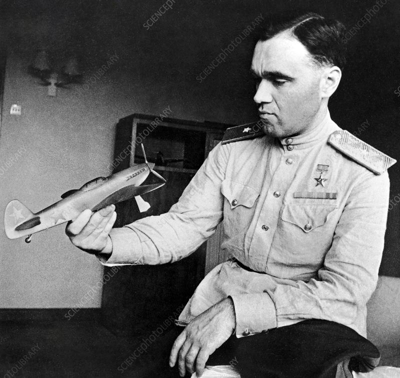 Yakovlev, kỹ sư trưởng hàng không vũ trụ Liên Xô đã đề nghị với Stalin: “Công ty Roll-Royce của Anh có một động cơ Nene rất tốt. Bỏ tiền ra mua cũng được”. Nghe đề nghị trên, Stalin đã hỏi lại: “Liệu có kẻ ngốc nào đi làm điều ngu ngốc đó không? Chỉ những kẻ ngu mới bán cho chúng ta công nghệ tối mật của họ!”.