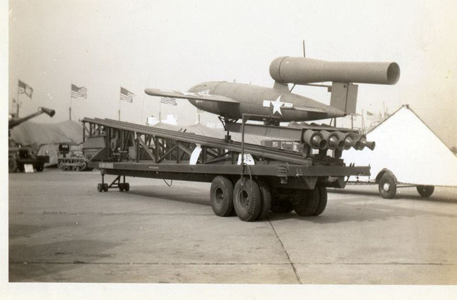 Tuy nhiên, đúng là thế giới có những kẻ ngốc thật! Vào mùa hè năm 1944, để lôi kéo đồng minh, người Anh đã trao tặng cho Liên Xô phần còn lại của một quả bom bay V-1 của Đức Quốc xã còn khá nguyên vẹn mà họ thu được. Món quà này đã mang lại cho Liên Xô bước đột phá tiến bộ trong công nghệ tên lửa.