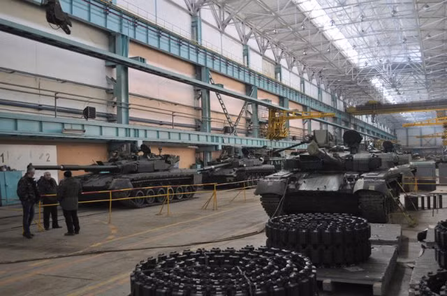 Khi Liên Xô tan rã vào năm 1991, Ukraine được thừa hưởng một trong những nhà máy sản xuất xe tăng lớn nhất thế giới, nhà máy Malyshev với công suất 800 xe tăng mỗi năm trong thời bình và có thể tăng lên con số rất cao trong thời chiến.