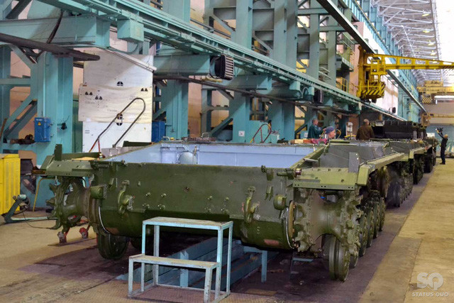 Sự suy giảm mạnh của nền kinh tế Ukraine đã ảnh hưởng rất nhiều đến việc sản xuất xe tăng của nước này. Ngoài sản xuất để đáp ứng một đơn đặt hàng duy nhất từ Pakistan vào giữa những năm 1990, thì nhà máy Malyshev chỉ sản xuất một sản lượng không đáng kể với rất ít đơn đặt hàng từ nội địa cho xe tăng hiện đại.