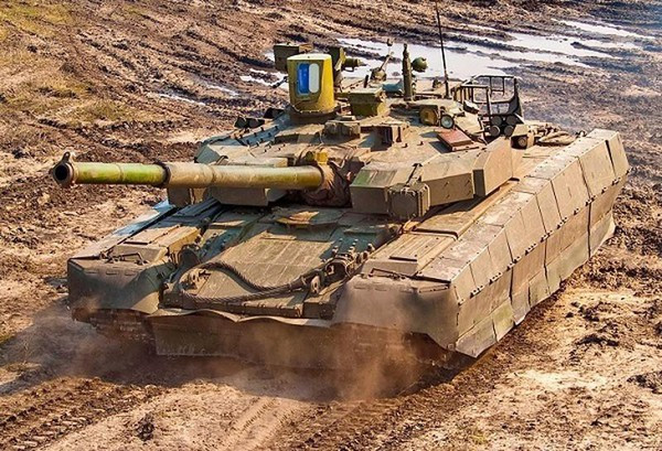 Một phiên bản hiện đại hơn của T-80UD là T-84BM Oplot, có một số tính năng hiện đại nhưng đáng chú ý là quân đội Ukraine đã không mua loại xe tăng này. Mẫu xe tăng T-84 đầu tiên ra mắt vào năm 1994 nhưng chỉ được sản xuất nối tiếp vào những năm 2010 để xuất khẩu cho quân đội Thái Lan.