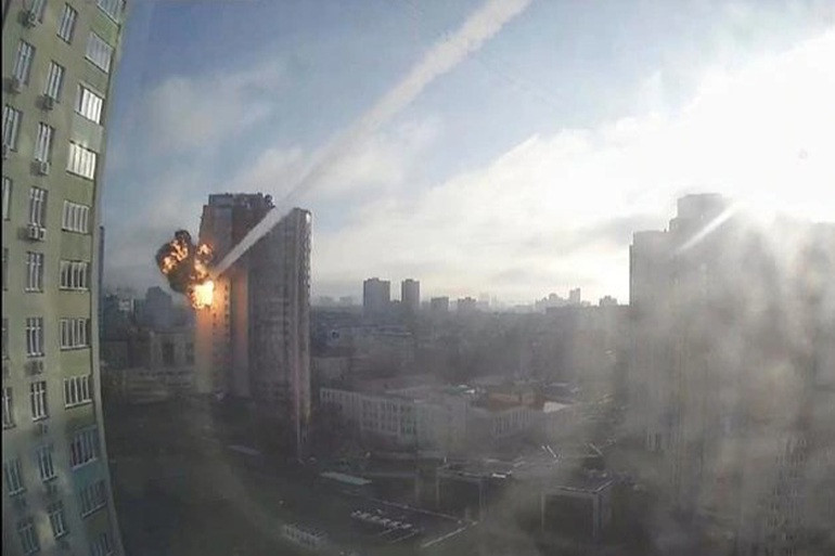 Làm chính trị cũng như chơi cờ, một nước đi của ngày hôm nay thì thế cục đã phải dàn xếp từ 20 năm trước đó, chứ không phải đã đến đường cùng rồi mà vẫn lấy người dân ra làm lá chắn sống đối mặt với một đội quân thiện chiến. Nguồn ảnh: Pinterest.