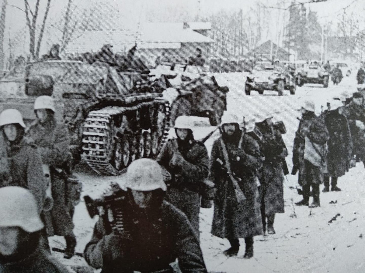 Những chiếc xe tăng của Guderian đã cạn kiệt sức lực vì thiếu hụt tiếp tế. Trong khi đó, Liên Xô dù bị thiệt hại nặng nhưng vẫn tổ chức phản công quyết liệt. Guderian thấy vậy đành cho quân về thế thủ rồi dần rút lui, bất chấp mệnh lệnh không lùi một bước của Hitler.