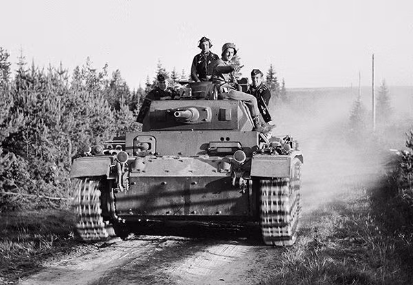 Thế nhưng khi chỉ còn cách “trái tim” của nước Nga chưa đầy 300km, Quốc trưởng Hitler thay đổi kế hoạch, chia quân ra đánh về 2 phía Bắc và Nam (Lenningard ở phía Bắc và khu vực Ukraina khi đó thuộc Liên Xô ở phía Nam). Guderian dù kiên quyết phản đối vì cho rằng cái quyết định này sẽ làm mũi tiên công vào thủ đô bị trì hoãn.