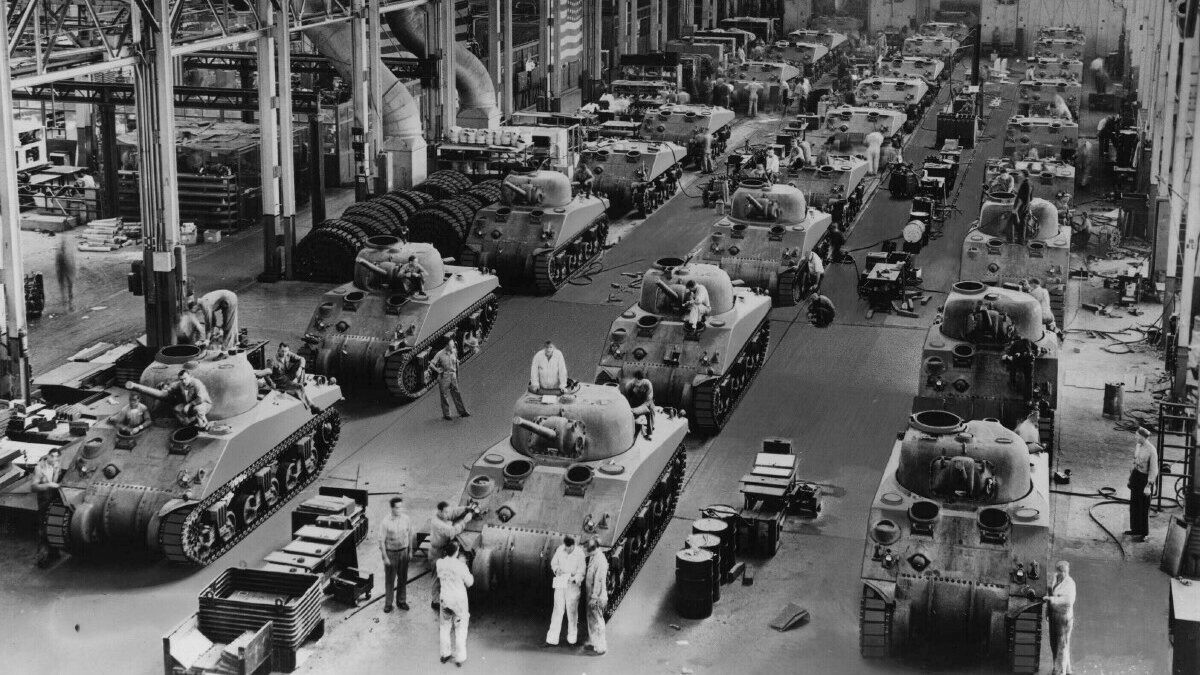 Như đã nói ở trên, sau 1 khoảng thời gian bị Quốc trưởng đuổi về nhà sống với gia đình, đến năm 1943, Guderian được triệu tập trở lại chủ yếu để làm công tác hậu cần như xây dựng chiến lược, thiết kế và sản xuất xe tăng,...