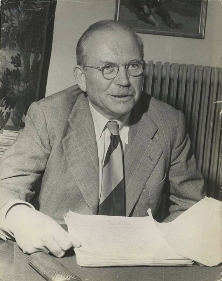 Thậm chí có lần Guderian còn suýt lao vào đánh nhau với Hitler nếu không có sự can ngăn của các tướng lĩnh khác. Guderian sau đó lại bị đuổi về nhà lần 2 và bị quân Mỹ bắt làm tù binh sau chiến tranh. Guderian bị bắt giam đến năm 1948 thì được ân xá thả về. Ông sau đó viết sách cố vấn cho chính phủ Tây Đức và qua đời năm 1954. 