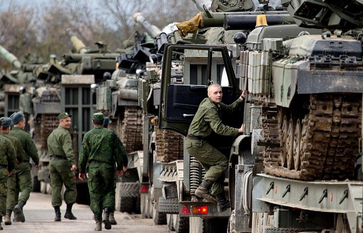 Đồng thời, có thông báo từ Donetsk về việc dân quân DPR đã chiếm được thành phố Mariupol và Kherson dưới sự hỗ trợ của quân đội Nga, cũng như việc thiết lập quyền kiểm soát đối với Kênh đào Bắc Crimea. Hơn nữa, người đứng đầu DPR đã tuyên bố phá hủy trụ sở chỉ huy các lực lượng vũ trang Ukraine tại Donbass.