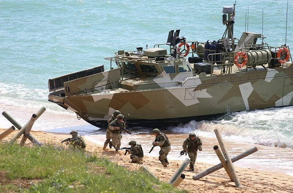 Ngoài ra còn có thông tin (vẫn chưa được xác nhận chính thức) về cuộc đổ bộ của lính thủy đánh bộ Hải quân Nga trên đảo Zmeiny ở đồng bằng sông Danube. Đồng thời, trạm kiểm soát biên giới ở Tyotkino, vùng Kursk của Ukraine cũng đã bị pháo kích. Nguồn ảnh: Pinterest.