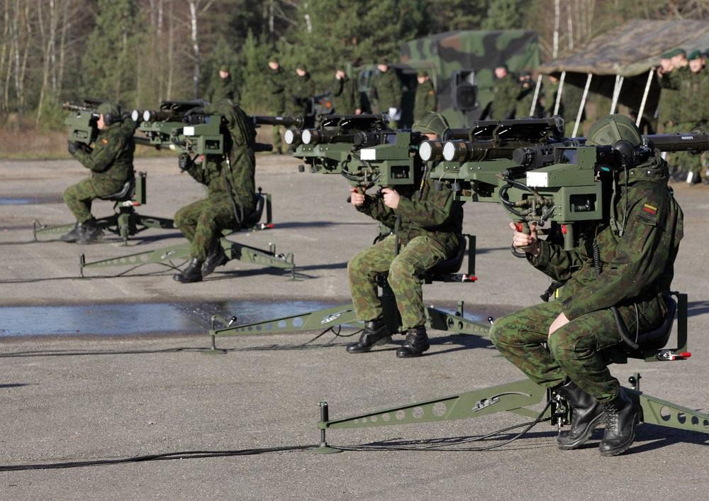 FIM-92 Stinger là một hệ thống phòng không di động (MANPADS) hoạt động như một tên lửa đất đối không phóng tia hồng ngoại (SAM). Nó được sản xuất chủ yếu bởi tập đoàn Raytheon Missile Systems và được sản xuất theo giấy phép của EADS ở Đức và ROKETSAN ở Thổ Nhĩ Kỳ, với 70.000 tên lửa đã được sản xuất.