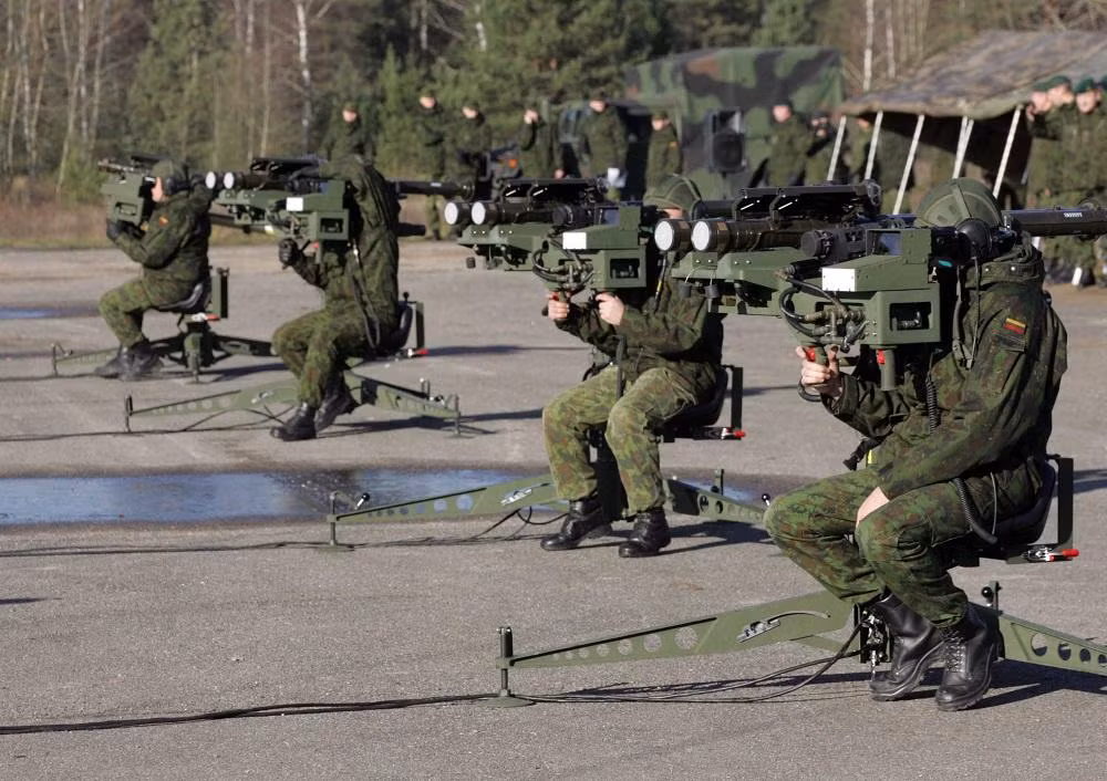 FIM-92 Stinger là một hệ thống phòng không di động (MANPADS) hoạt động như một tên lửa đất đối không phóng tia hồng ngoại (SAM). Nó được sản xuất chủ yếu bởi tập đoàn Raytheon Missile Systems và được sản xuất theo giấy phép của EADS ở Đức và ROKETSAN ở Thổ Nhĩ Kỳ, với 70.000 tên lửa đã được sản xuất.