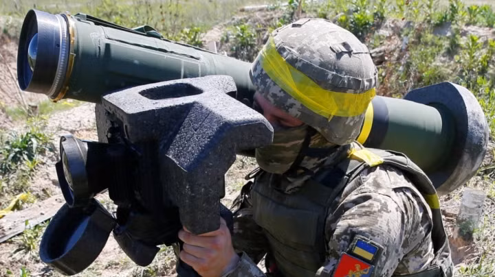 Estonia sẽ cung cấp tên lửa chống tăng Javelin. Estonia, Latvia và Lithuania và các đồng minh của họ đang cùng nhau khẩn trương chuyển giao hỗ trợ an ninh cho Ukraine. Các nước Baltic cũng hy vọng rằng Ukraine sẽ không phải dùng đến các thiết bị này và kêu gọi Nga dừng các hành vi đe dọa của mình.