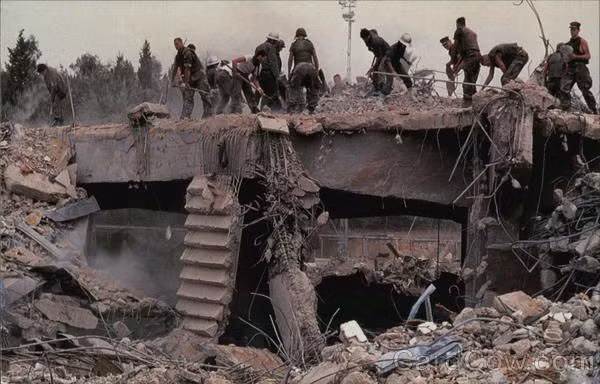 Trong trường hợp này, chỉ với hai xe bom và hai mạng người, những kẻ khủng bố đã giết chết gần 300 lính Mỹ và Pháp, đồng thời làm bị thương nhiều người khác.