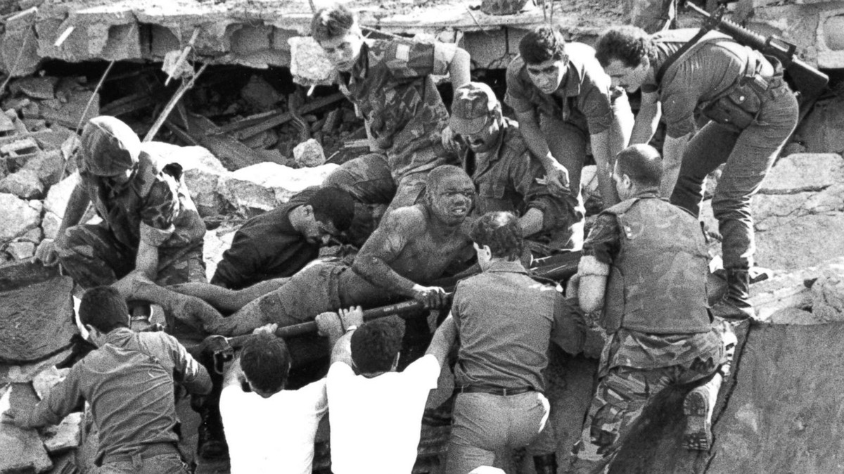 Sau khi đi vào bãi đỗ, lái xe bất ngờ tăng ga và đâm thẳng qua bức tường ngăn cách với doanh trại Mỹ. Ascari kích hoạt khối thuốc nổ mạnh tương đương 9,5 tấn TNT, khiến 241 lính Mỹ thiệt mạng. Đây được coi là một trong những ngày đẫm máu nhất của quân đội Mỹ trong thập niên 1990.