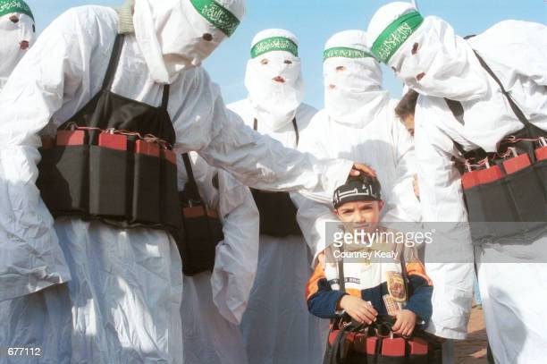 Đối với các tổ chức khủng bố, sự hy sinh của một vài sinh mạng để tiêu diệt hàng trăm mục tiêu là xứng đáng. Chiến thuật tự sát này có xu hướng được sử dụng khi một lực lượng tin rằng các biện pháp kém quyết liệt hơn sẽ không hiệu quả trước một đối thủ vượt trội.