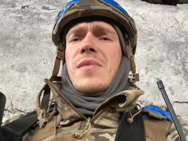 Tờ Pravda của Nga đưa tin, Tiểu đoàn Azov ở Mariupol và Lữ đoàn 36 Thủy quân lục chiến Ukraine đã tiến hành một cuộc đột kích vào ban đêm. Thiếu tá Denis Prokopenko, chỉ huy Tiểu đoàn Azov ở Mariupol đã thoát khỏi vòng vây của Nga.