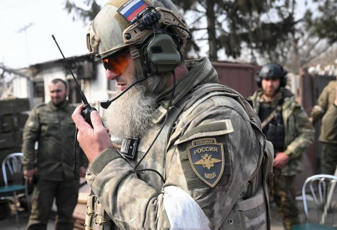 Nhóm thứ hai bao vây bên ngoài là Lữ đoàn 22 Lực lượng đặc biệt GRU của Nga, Lực lượng của Bộ Nội vụ DPR, Lực lượng Đặc nhiệm Chechnya, Lực lượng Cảnh sát Đặc nhiệm Grozny và Sư đoàn Bộ binh Cơ giới 150 của Nga.